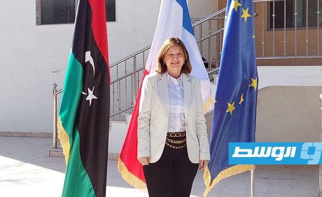 السفيرة الفرنسية أمام المقر الجديد للسفارة في العاصمة طرابلس. الاثنين 29 مارس 2021. (السفارة الفرنسية)