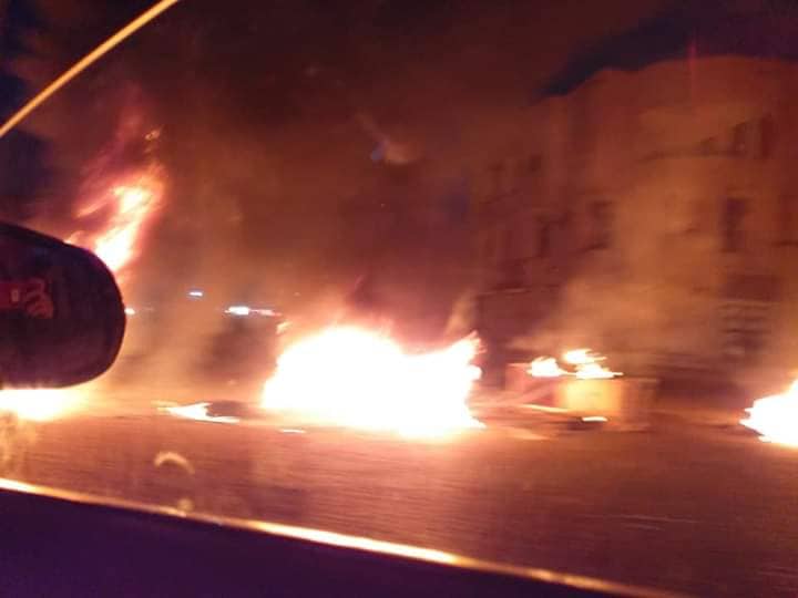 شباب يضرمون النيران في شوارع سبها احتجاجًا على انقطاع الكهرباء