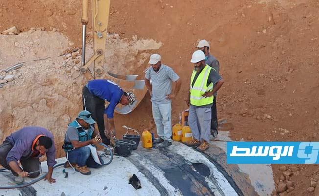 إجراء صيانة لصمام محطة على خط المياه ترهونة - أبوزيان
