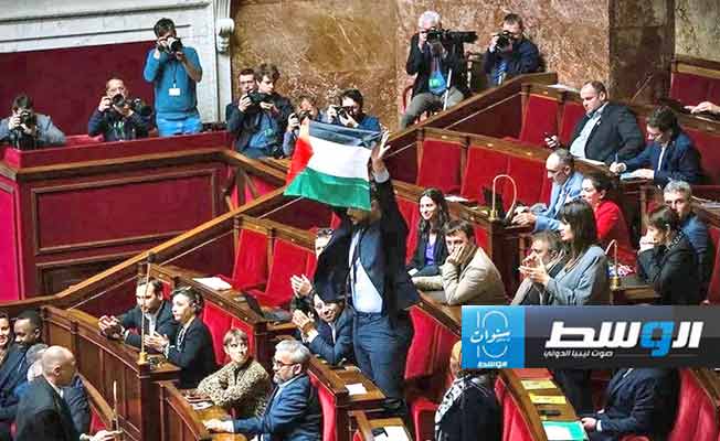 شاهد: البرلمان الفرنسي يعلق عضوية نائب لوَّح بالعلم الفلسطيني