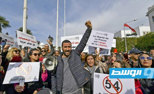 صحفيون تونسيون يتظاهرون ضد قمع حرية الإعلام وحبس بعض زملائهم
