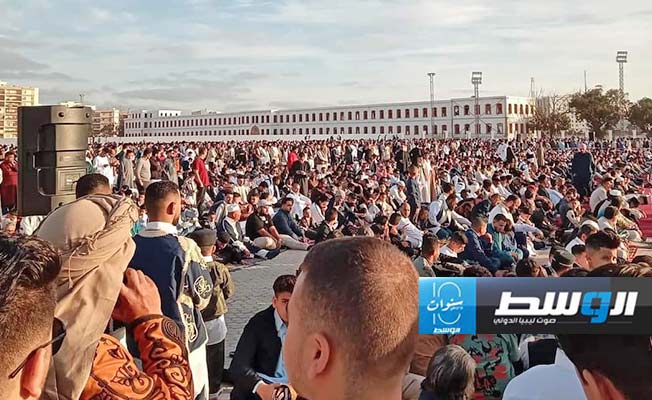 الآلاف يصلون العيد بساحة الكيش في بنغازي