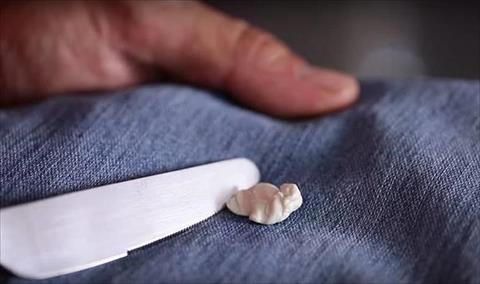 بالفيديو: طريقة إزالة العلكة من الملابس