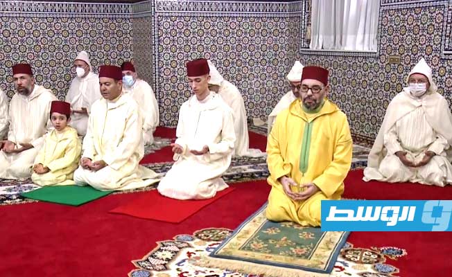 ملك المغرب يؤدي صلاة العيد في أول ظهور علني منذ شفائه من كورونا