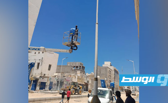 جانب من أعمال المرحلة الثانية لإنارة الطريق بين شارع النصر وأبو مشماشة في طرابلس. (شركة الكهرباء)