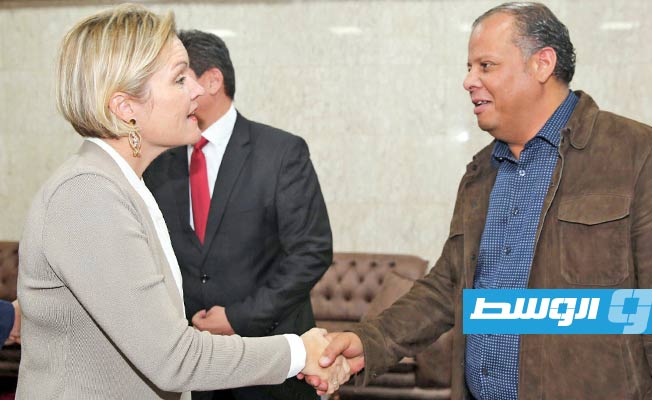 رئيس لجنة الأمن القومي طلال الميهوب مصافحا السفيرة البريطانية لدى استقبالها بمقر مجلس النواب في بنغازي، الخميس، 20 أكتوبر 2022. (مجلس النواب)