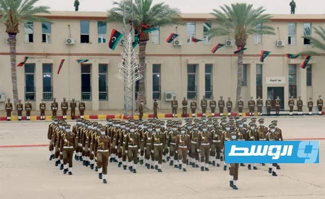 عرض للخريجين خلال الحفل بالكلية العسكرية في طرابلس. (وزارة الدفاع)