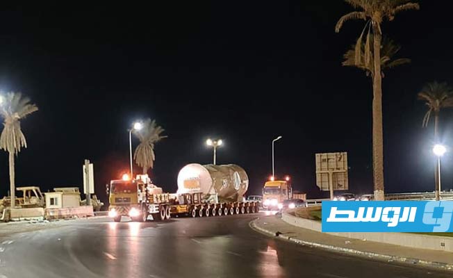 نقل التوربينة الغازية الرابعة، من ميناء طرابلس لمشروع محطة غرب طرابلس, 2 أكتوبر 2021. (الشركة العامة للكهرباء)