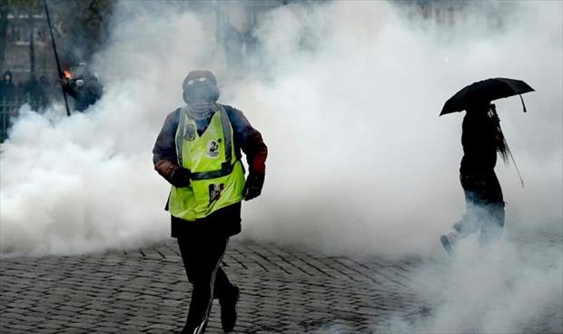 توقيف 15 شخصًا وإطلاق الغاز المسيل للدموع لتفريق تظاهرة ضد ماكرون في باريس