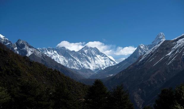 فيروس كورونا يلقي بظلاله على صناعة تسلق الجبال في نيبال