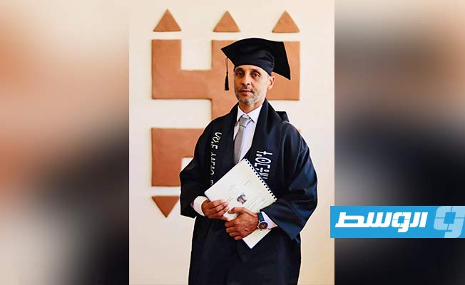 طلاب في زوارة يناقشون مشاريع تخرجهم في أول قسم للغة الأمازيغية في تاريخ الجامعات الليبية (فيسبوك)