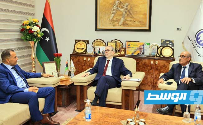 صنع الله يبحث مع مدير «شلمبرجير» في ليبيا برامج التنمية المستدامة