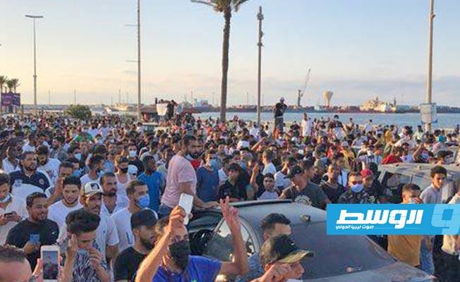 «بلومبرغ» ترصد حياة الليبيين في الصيف: المواطنون يلهثون من حرارة الجو.. وازدهار مبيعات المولدات