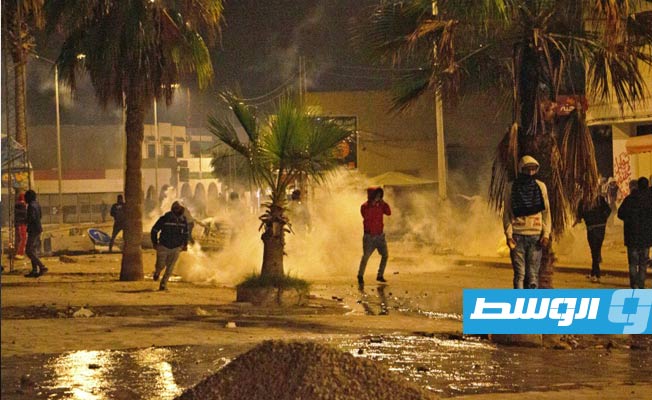 تونس.. محتجون يضرمون النار في مركز أمني عقب وفاة شاب من الغاز المسيل للدموع خلال تظاهرة