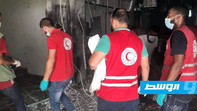 طاقم الطوارئ التابع لجمعية الهلال الأحمر في منطقة الهجوم على مؤسسة النفط. (فيسبوك)