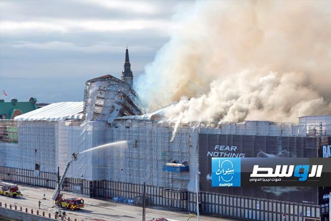 شاهد: حريق ضخم في مبنى بورصة كوبنهاغن القديمة بالدنمارك