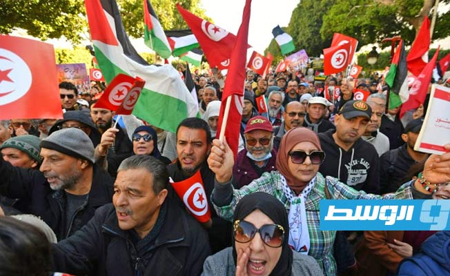 مئات التونسيين يتظاهرون في ذكرى الثورة وسط ترقب للانتخابات الرئاسية العام الجاري