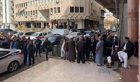 مواطنون يصطفون أمام مصرف الصحاري في طرابلس انتظارا لصرف السيولة (بوابة الوسط)
