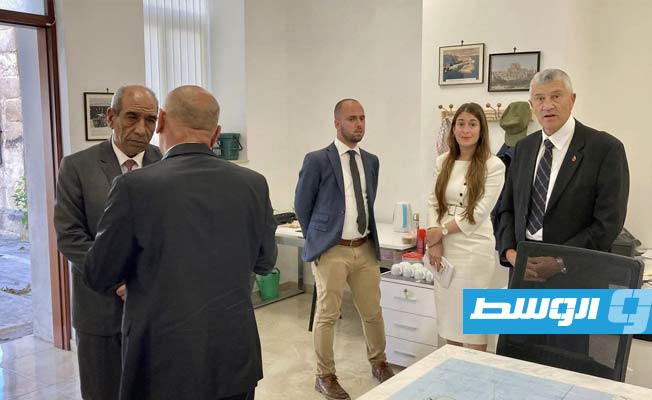 وكيل وزارة الداخلية في حكومة الدبيبة، اللواء محمود سعيد في زيارته لمركز التنسيق الليبي المالطي. (وزارة الداخلية)