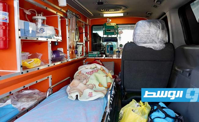 نقل أحد الأطفال المصابين بضمور في العضلات في سيارة إسعاف بمطار معيتيقة، 18 يناير 2023، (الحكم المحلي)