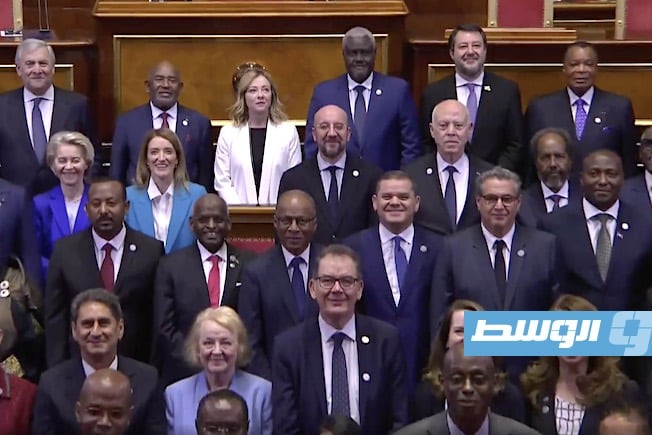 الدبيبة في صورة تذكارية مع المشاركين بالقمة الإيطالية - الأفريقية، 29 يناير 2024. (صورة من بث مباشر)