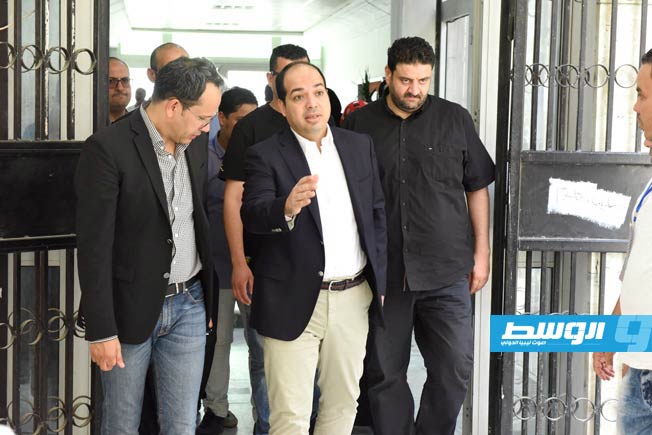 نائب رئيس المجلس الرئاسي احمد معيتيق خلال تفقده لجنة جامعة طرابلس. (وزارة التعليم بحكومة الوفاق)