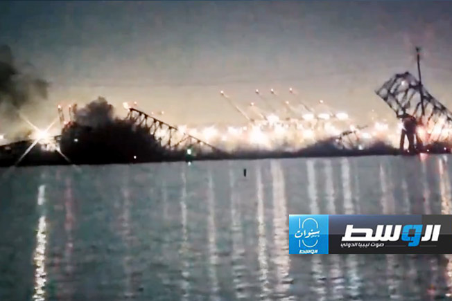 لحظة انهيار جسر «فرانسيس سكوت كي» بمدينة بالتيمور الأميركية. (صورة مثبتة من فيديو)