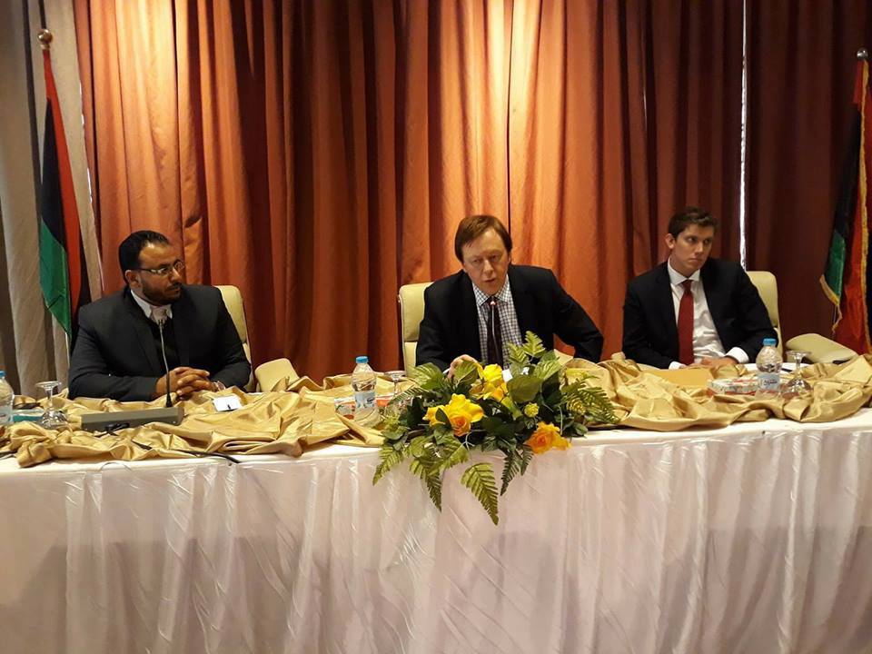 السفير البريطاني يبحث مع بلدية طبرق تعزيز التعاون في جميع المجالات