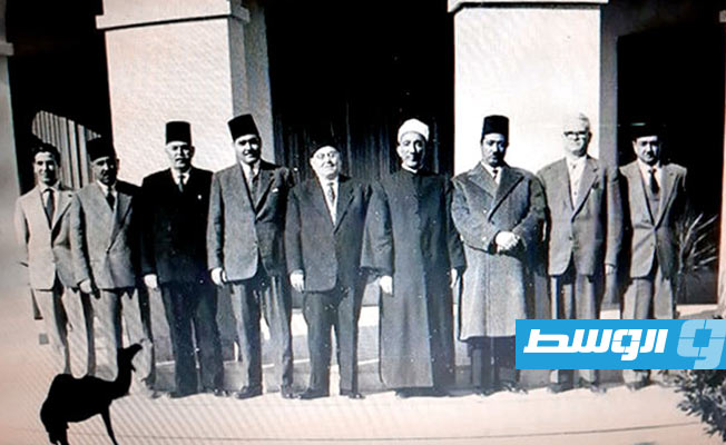 محمود الخوجة الأول من اليمين مع اعضاء المجلس التنفيذي لولاية طرابلس