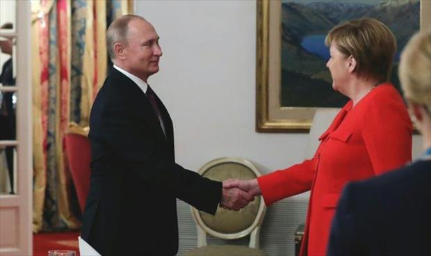 ميركل تطلب من بوتين احتواء التوتر بين موسكو وكييف