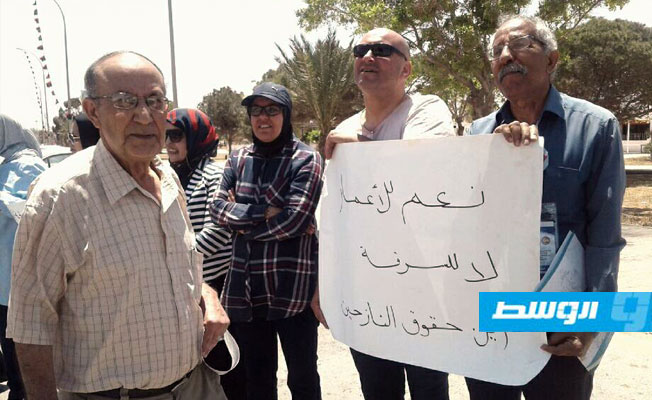 محتجون يطالبون بعدم تـدخل أعضاء «النواب» في إعمار بنغازي أمام فندق تبستي