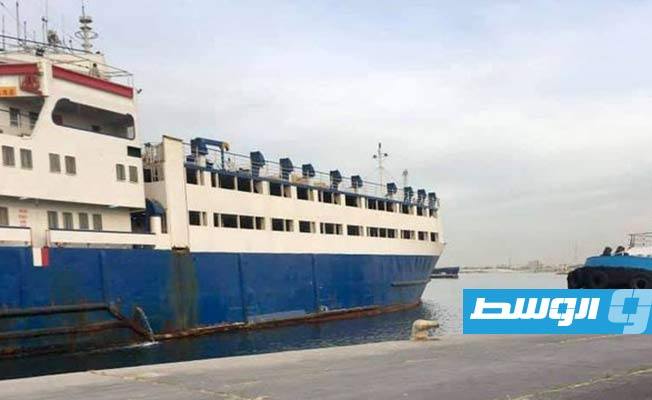الباخرة التي تحمل شحنة العجول أثناء مغادرتها ميناء طرابلس البحري. (وزارة الداخلية)