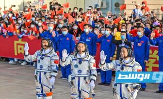 رواد فضاء صينيون يعودون إلى الأرض بعد مهمة ناجحة