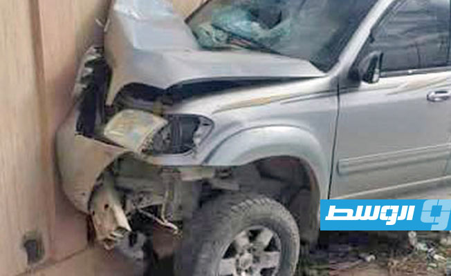 اصطدام السيارة التي كانت تحمل الكوابل الكهرباء النحاسية بسور محطة شمال بنغازي. (وزارة الداخلية)