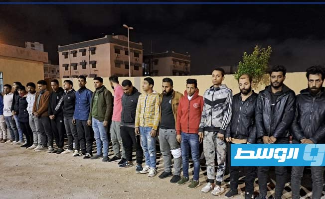 ضبط 30 مهاجرا و3 مهربين خلال مداهمة مخزن في طبرق
