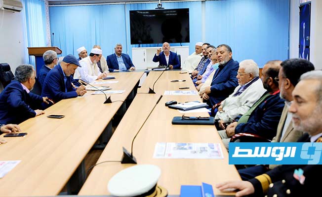 الحداد وعدد من مؤسسات ونشطاء المجتمع المدني، بقاعدة طرابلس البحرية، 28 أبريل 2022. (رئاسة الأركان)