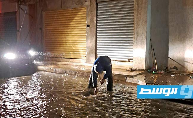 ليلة ماطرة في طرابلس وزوارة تغرق الشوارع وتقطع الكهرباء (فيديو وصور)