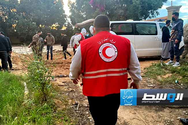 فريق الهلال الأحمر ينتشل جثة من منطقة الرملة في طرابلس، 21 فبراير 2024. (صفحة الجمعية على فيسبوك)