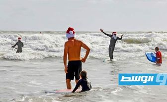 «سانتا كلوز» يركب الأمواج في فلوريدا