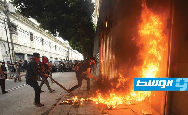 محتجون يضرمون النيران في برلمان غواتيمالا للمطالبة باستقالة الرئيس