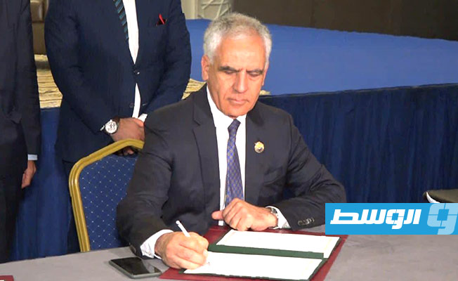 محمد الرعيض خلال توقيع اتفاقية تعاون اقتصادي مع المدير العام للغرفة الجزائرية للتجارة والصناعة، وهيبة بهلول، 30 مايو 2021. (اتحاد الغرف الليبية)