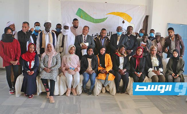 لقطة جماعية للمشاركين في جلسات الملتقى الإعلامي الأول في غات. (بوابة الوسط)