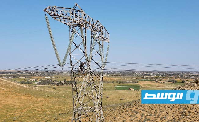 من أعمال استكمال مشروع خط نقل الطاقة الرويس- أبوعرقوب، 4 مارس 2023. (شركة الكهرباء)