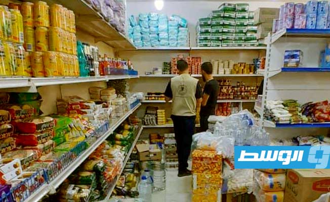 عناصر من مركز الرقابة على الأغذية خلال تفتيش محلات تجارية في الزنتان، 7 أكتوبر 2023. (صفحة المركز على فيسبوك)