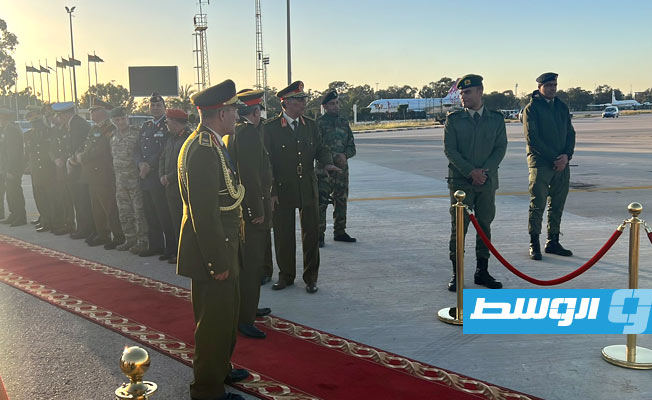 استقبال الفريق محمد الحداد ومرافقيه بمطار بنينا في بنغازي، الخميس 13 أبريل 2023. (الإنترنت)