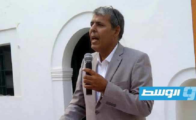 الكاتب حسين المزداوي مدير الأمسية (بوابة الوسط)