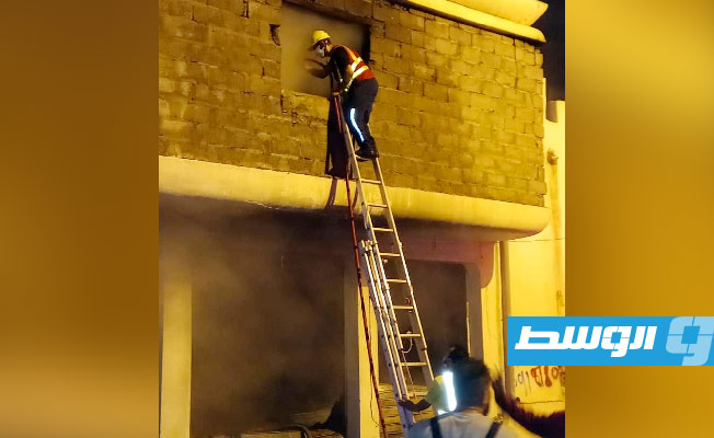 رجال الإطفاء خلال إخماد حريق بمخزن أحذية في طرابلس، 2 سبتمبر 2023. (هيئة السلامة الوطنية)