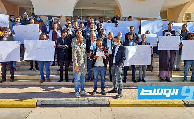 موظفو جامعة سبها يطالبون وزارة المالية بصرف رواتبهم خلال 10 أيام
