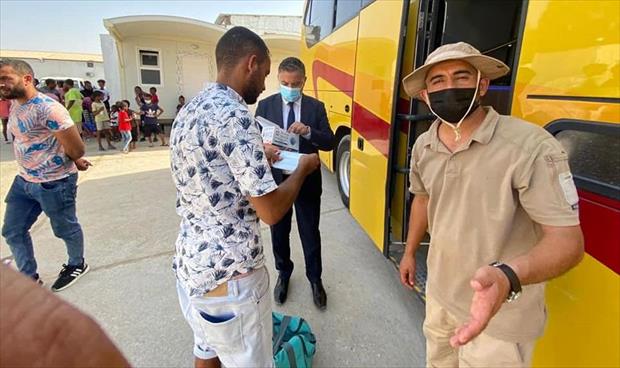 أحد المهاجرين التونسيين خلال مغادرة مركز الهجرة غير الشرعية بغوط الشعال، 4 أغسطس 2021. (فيسبوك)