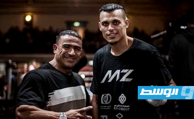 كمال القرقني مع بطل الملاكمة الليبي مالك الزناد. (فيسبوك)
